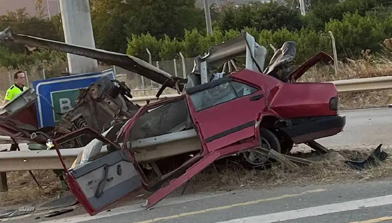 Hurdaya Dönmüş Araçtan Fırlayan Genç, Hayatını Kaybetti