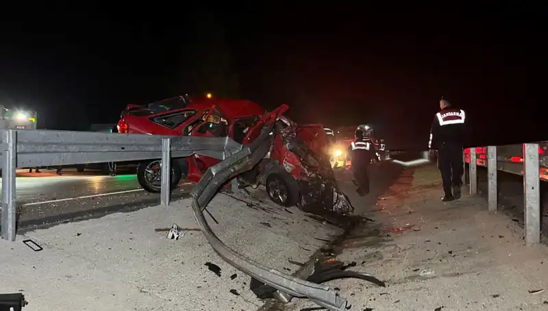 Bariyerlere Çarpan Otomobilin Feci Kazasında İki Kişi Hayatını Kaybetti