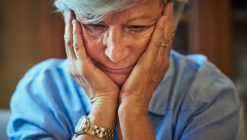 40’lı Yaşlarda Alzheimer Tehlikesi: Erken Uyarı İşaretleri Stresle Karıştırılabilir