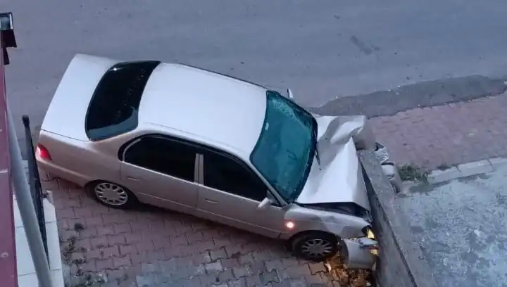 Kontrolü Kaybetti: Araç Duvara Çarpınca Ne Oldu?