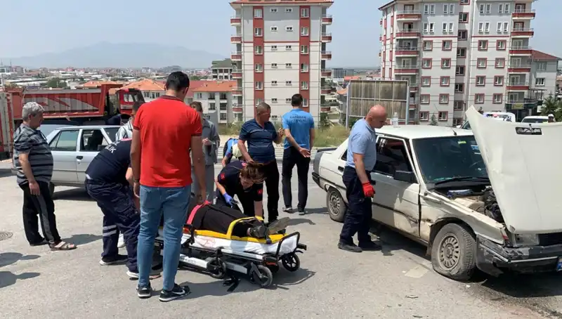 Kavşakta Meydana Gelen Kazada İki Yaralı: Olayın Detayları