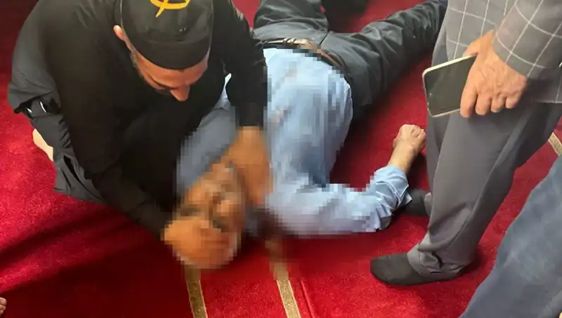 Camide Namaz Kılan Adam Bıçakla Saldırıya Uğradı: Detaylar İnanılmaz!