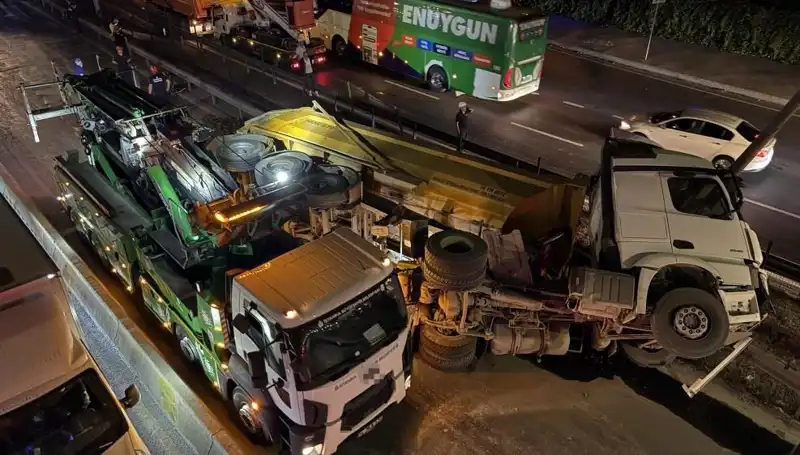Moloz Yüklü Hafriyat Kamyonu Devrildi: Kazanın Ayrıntıları ve Sonuçları