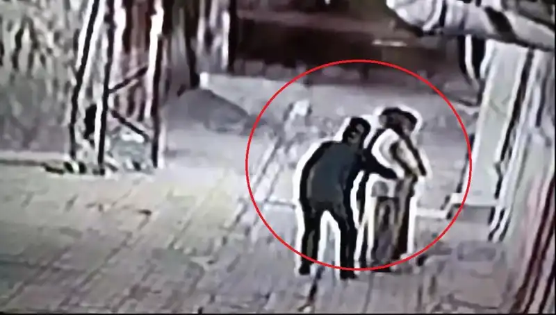 Kapkaççılara Şok Baskın: Polisler Pazarcı ve Simitçi Kılığına Girdi!