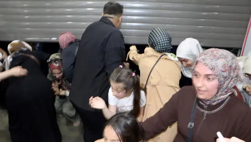 AVM'de Yüzde 50 İndirim İzdihamı: Alışverişseverler Bir Araya Geldi!