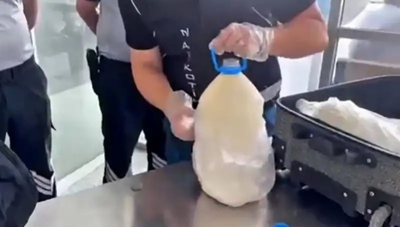 Havalimanında Süt Şişesinde Şok Edici Yakalama: 12 Kilogram Sıvı Madde!