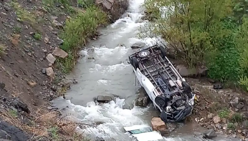 Hakkari'de Minibüs Devrildi: İşçilerin Feci Kazasında 2 Kişi Hayatını Kaybetti!