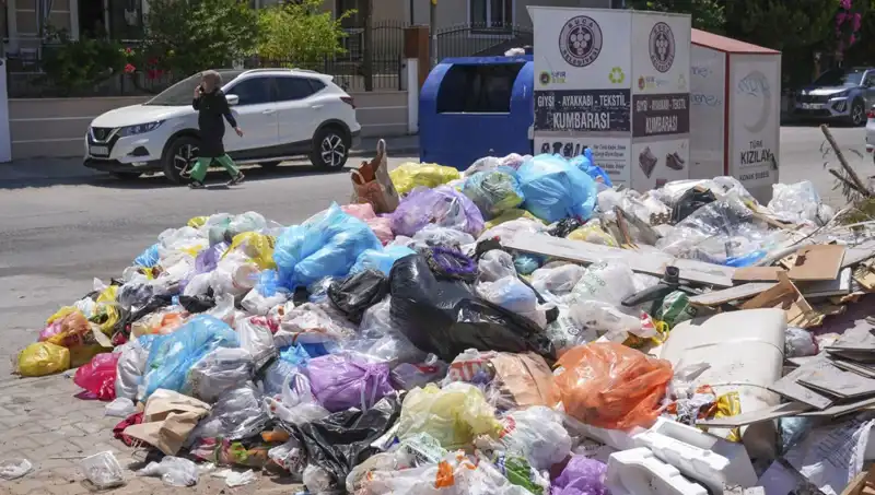 İzmir'in Sokaklarında Çığ Gibi Büyüyen Çöp Yığınları Alarm Veriyor