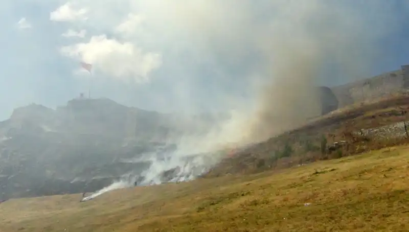 Kars Kalesi Etrafında Patlak Veren Anız Yangını Nefes Kesti!