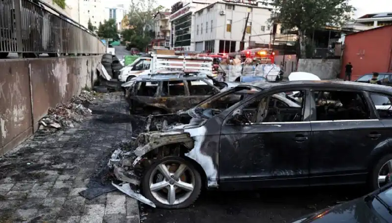 Sanayi Bölgesinde Yangın: Tamir Bekleyen Araçlar Alev Alev Yandı!