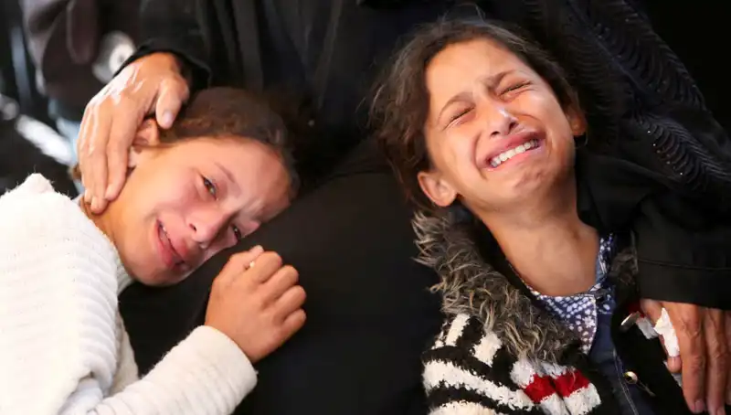 Gazze'de Bayram Coşkusu Yerine Yas ve Gözü Yaşlı Kalabalıklar