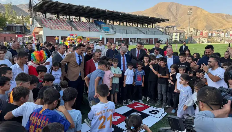 Hakkari'de Gelenekler Yeniden Hayat Buldu: Anadolu Şenliği Coşkuyla Başladı