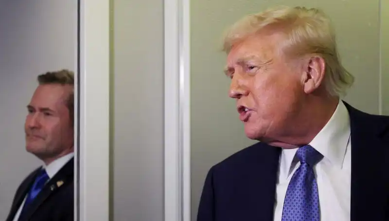 Trump, Mike Waltz'u Görevden Alarak Sızdırılan Planları Gündeme Getirdi