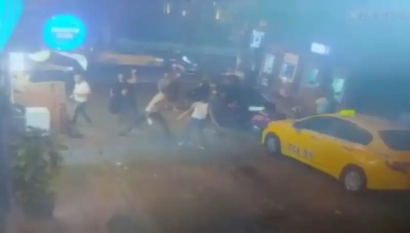 Beyoğlu'nda Laf Atma Kavgası: Kanlı Çatışma Sokakları Karmakarışık Etti