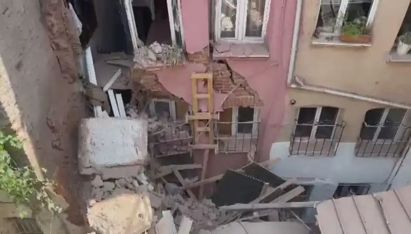 İstanbul'da Heyecan Verici Olay: Üç Katlı Binanın Balkonu Çöktü!