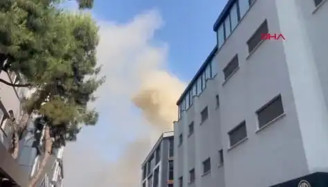 İstanbul'da 4 Katlı İş Merkezinde Yangın: Can ve Mal Kaybı Olmadan Söndürüldü