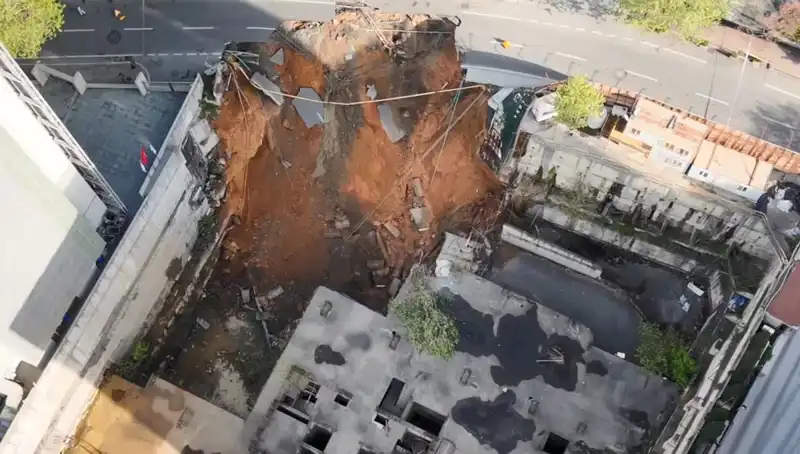 Sarıyer'de Bir Cadde Düşündüren Çöküş: Trafik Durma Noktasına Geldi