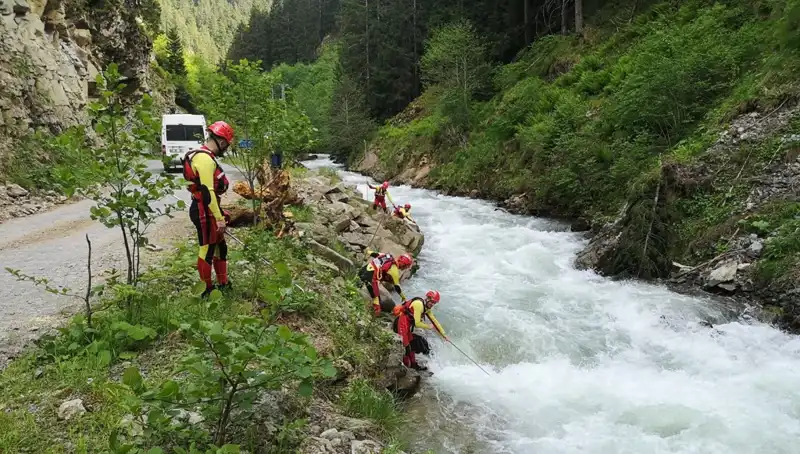 Trabzon'da Dereye Düşen Çocuk İçin Arama Kurtarma Çalışmaları Devam Ediyor