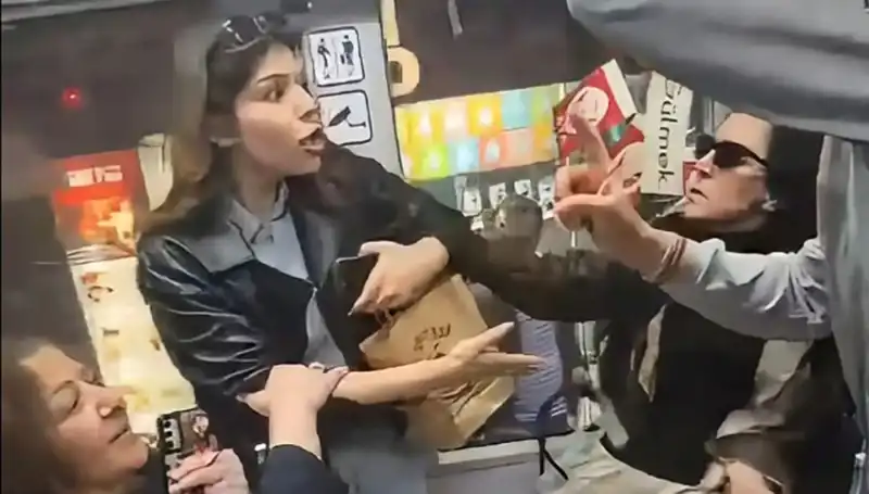 Tramvayda Kadınlar Arasında Yaşanan Tekmeli Kavga Sosyal Medyayı Salladı
