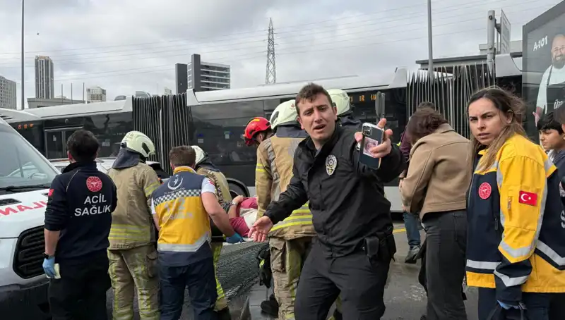 Metrobüs Kazasında Can Kaybı: Seferler Durduruldu, Yaralılar Hastaneye Kaldırıldı