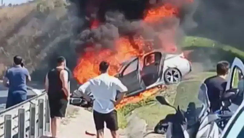 TEM Otoyolu’nda Büyük Kaza: Otomobil Alev Alev Yandı!