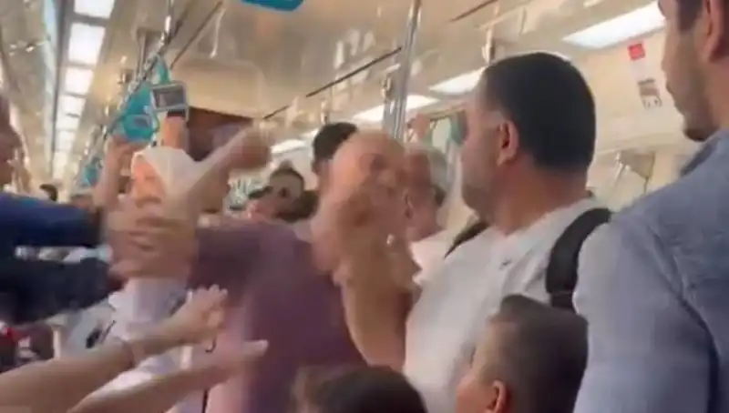 Marmaray'da Yumruklu Kavga: Yolcular Şoka Uğradı!