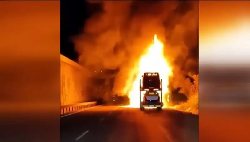 Otomobil Yüklü Tırda Korkunç Yangın: 8 Araç Küle Döndü!