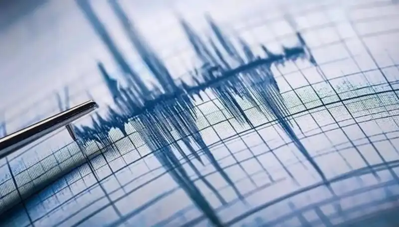 Antalya'da 3.9 Büyüklüğünde Deprem: Halkta Korku ve Panik Havası