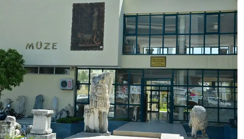 İki Müze Çalışanı, Çöpe Atılan Biletleri Yeniden Satmaktan Hapis Cezası Aldı