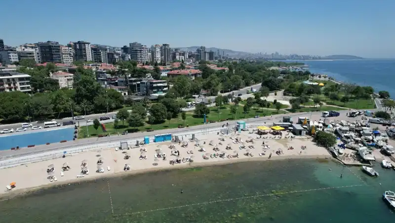 İstanbul'da Sıcak Havalara Rağmen Caddebostan Sahili Dolu