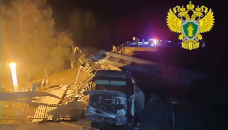 Rusya'da Köprünün Çökmesi: Trenin Üzerine Düşen Korkunç Kazanın Ayrıntıları