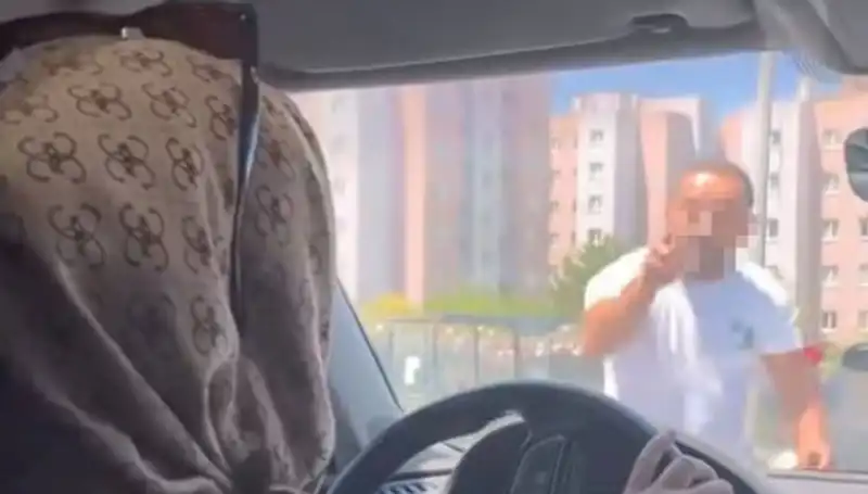 Trafikte Dehşete Düşüren Kavga: Önünü Kesti, Camı Yumrukladı!