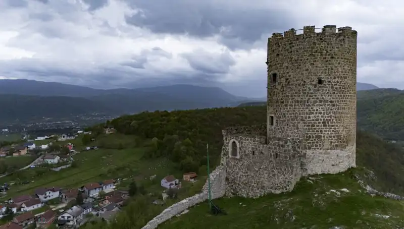 Bosna Hersek'te Tarihi Miras: Sokolac Kalesi Zamana Direniyor