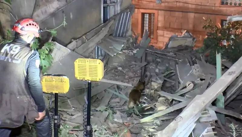İstanbul'da Deprem Sonrası Çökme: Hasar Gören Bina Korkunç Bir Şekilde Yıkıldı