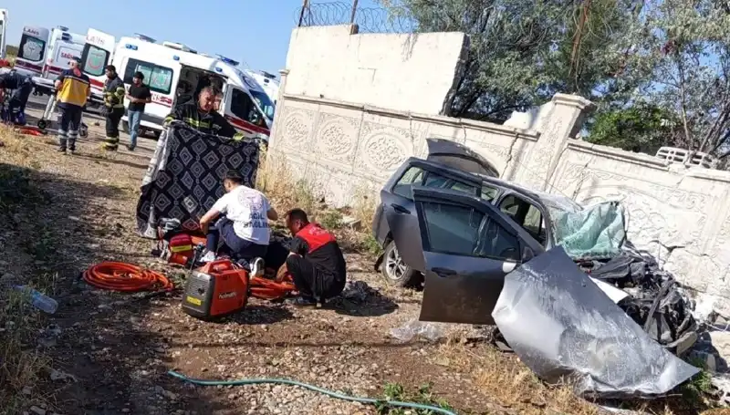 Lastik Patlaması Faciası: İstinat Duvarına Çarpan Araçta 1 Ölü, 6 Yaralı