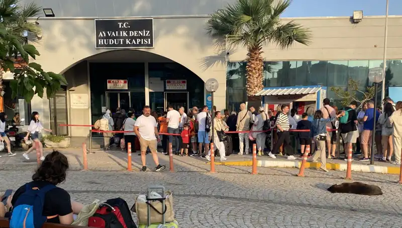 Bayramda Midilli Adası'na Yoğun İlgi: Türk Tatilciler Akın Etti