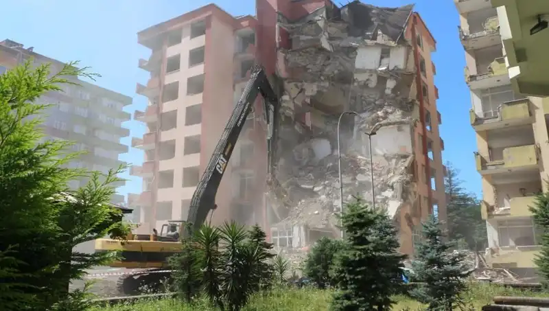 ** Dalgalar Sarsınca Binalar Yıkılmaya Başladı: Olayın Perde Arkası!**