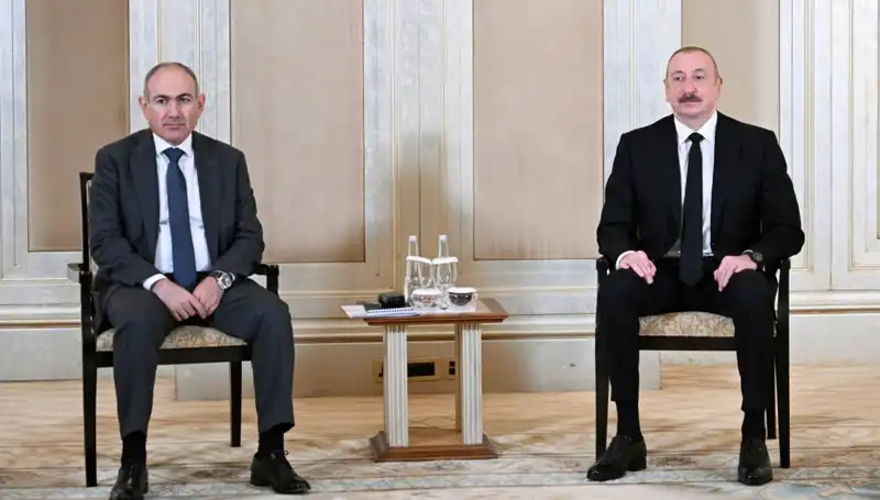 Aliyev ve Paşinyan, Abu Dabi’de Barış İçin Tarihi Bir Adım Attı