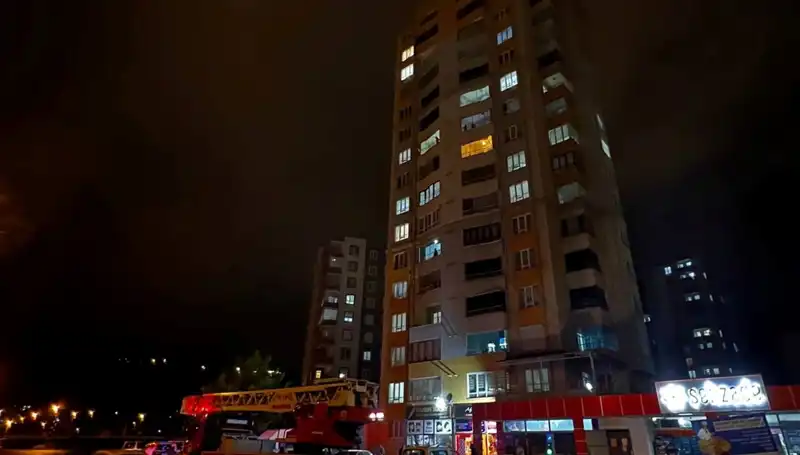 Apartmanın Çatısına Düşen Yıldırım, Olay Yerini Karanlığa Gömdü!