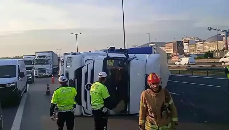 Pendik TEM Otoyolu'nda Devrilen TIR Trafiği Felç Etti