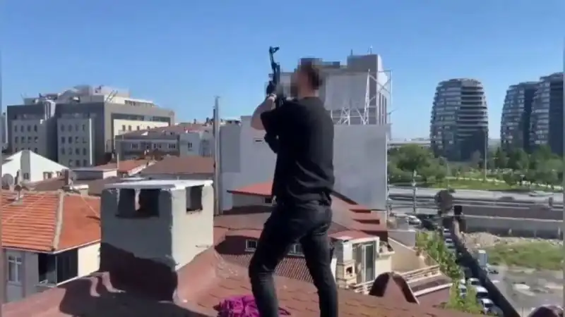 İstanbul'da Gerilim Dolu Operasyon: Çatıya Kaçan Şüpheliler ve AK-47 Silahı!