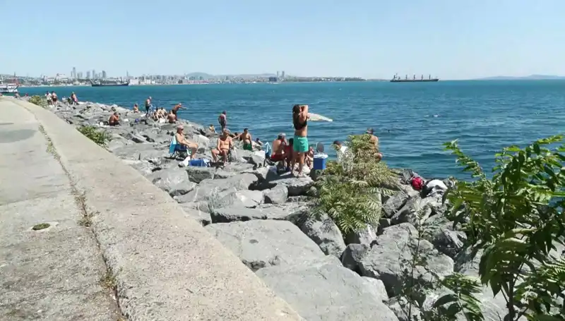 İstanbullular Havanın Isınmasıyla Sahile Akın Etti: Yaz Geliyor Mu?