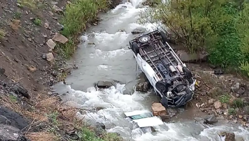 Hakkari'de Minibüs Kazası: Can Pazarında İki Hayat Kaybı, Üç Yaralı