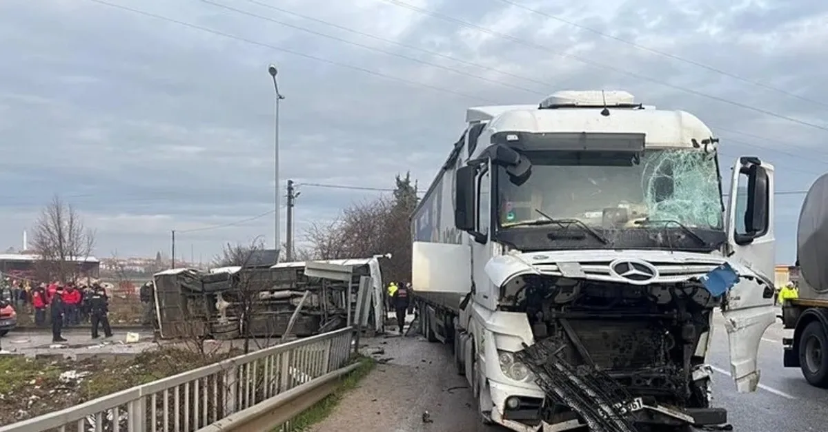 Balıkesir’de Feci Kaza: Öğrenci Servisi Tırla Çarpıştı, 29 Yaralı