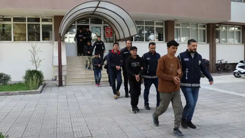 Düzensiz Göçmenlere Yönelik Operasyon: İki İlde 21 Göçmen Yakalandı