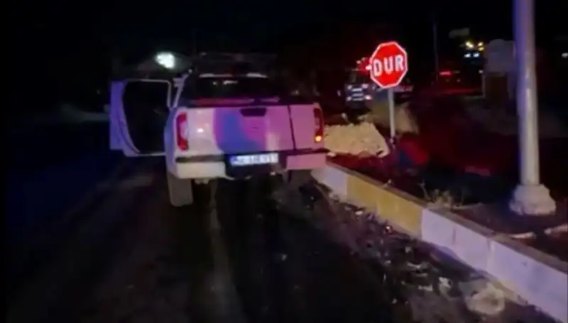 İzmir'de Feci Kaza: Kamyonet ile Hafif Ticari Araç Çarpıştı, 7 Yaralı